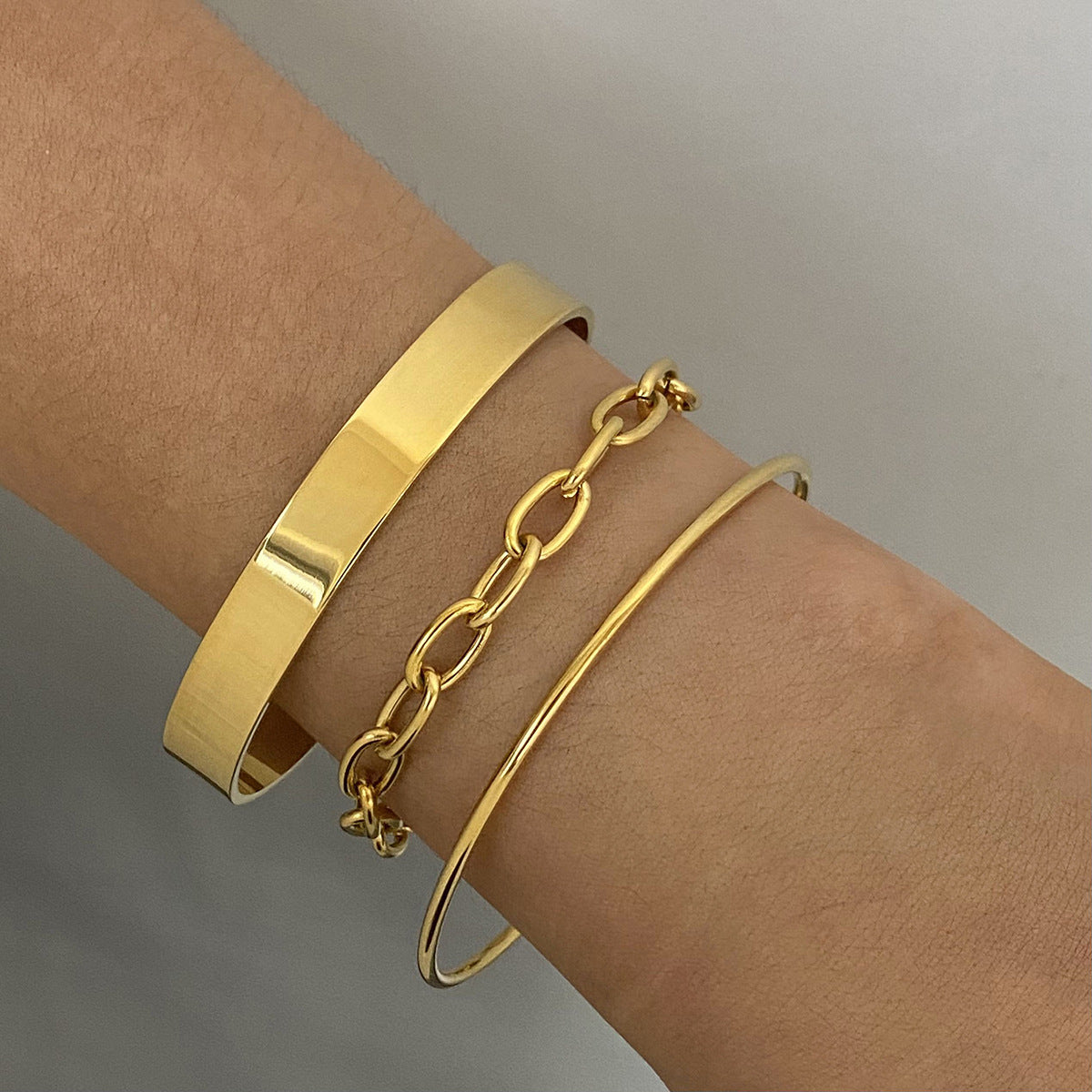 Bracciale a Polsino Minimalista Geometrico Placcato Oro in Acciaio Inossidabile da Donna con Design Moderno ed Elegante