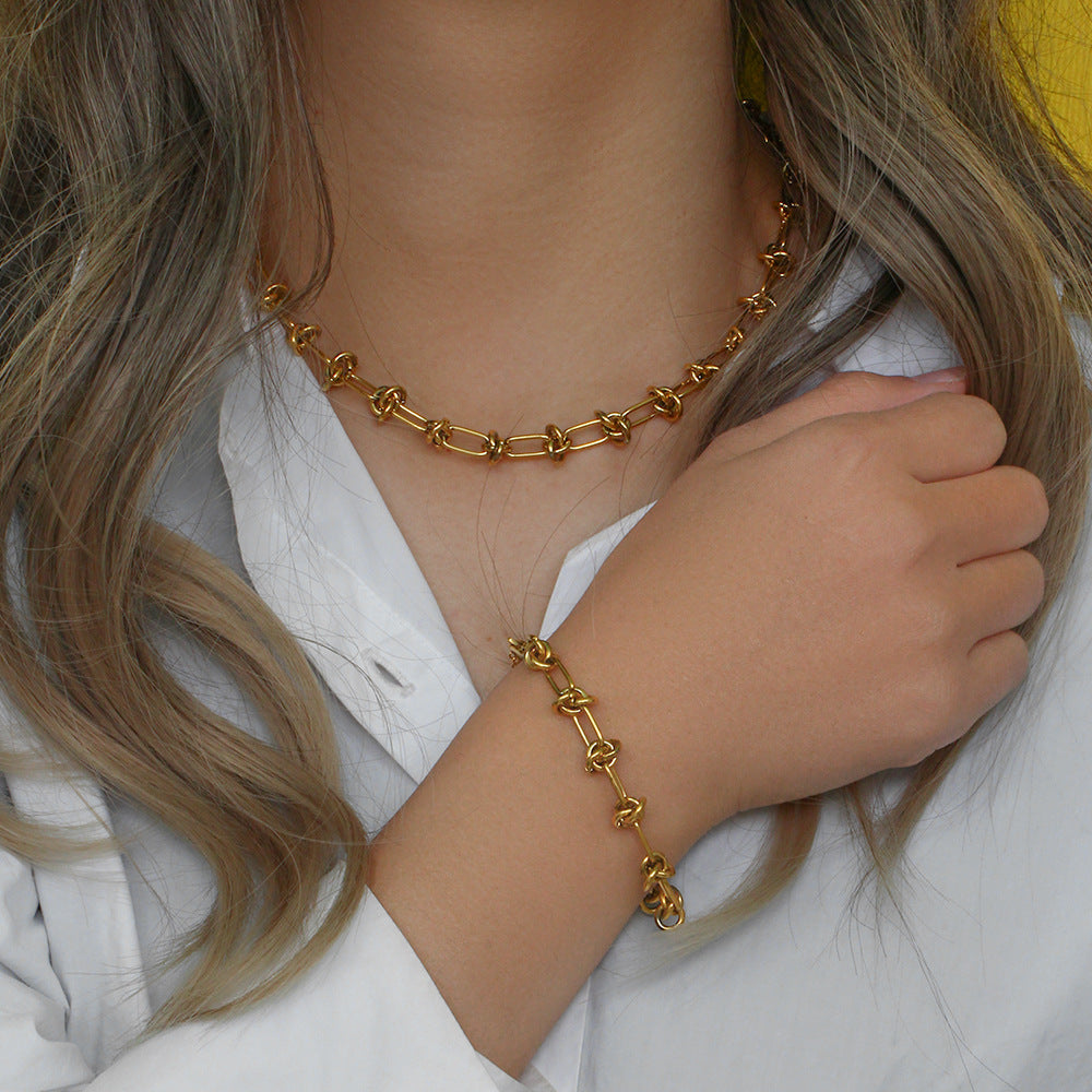 Collana girocollo minimalista geometrica placcata in acciaio inossidabile da donna con ciondolo in acciaio al titanio