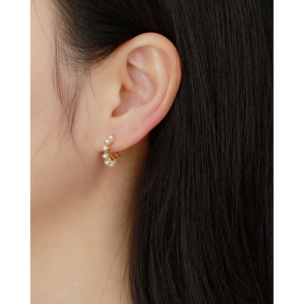 Orecchini a cerchio a forma di C in Argento Sterling 925 con perla intarsiata da donna