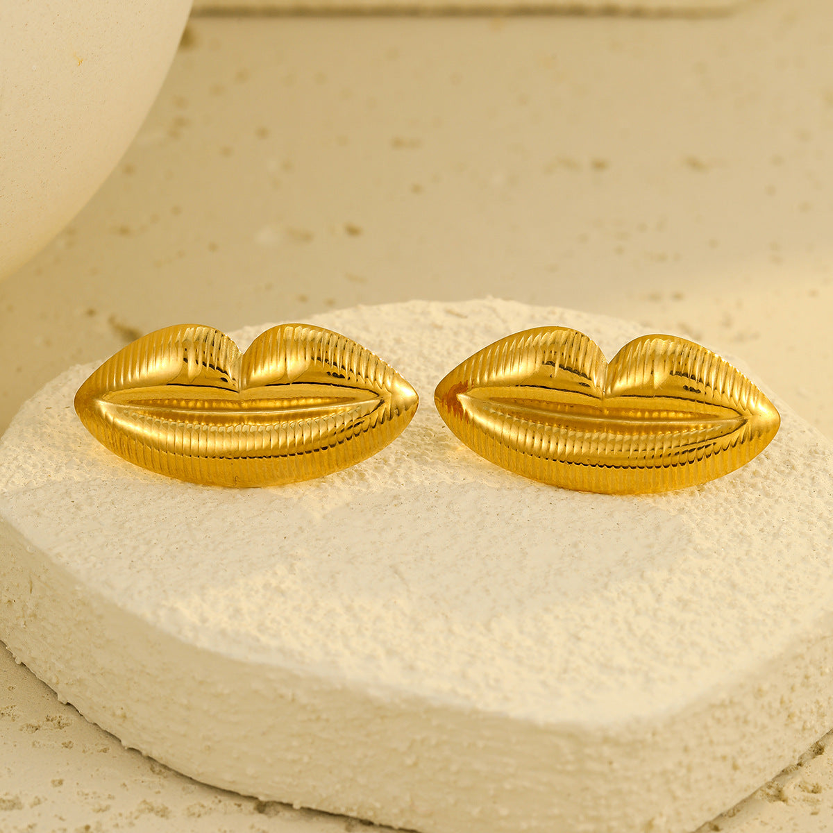 Pendientes de acero inoxidable con forma de labios estilo retro y acabado chapado para mujer