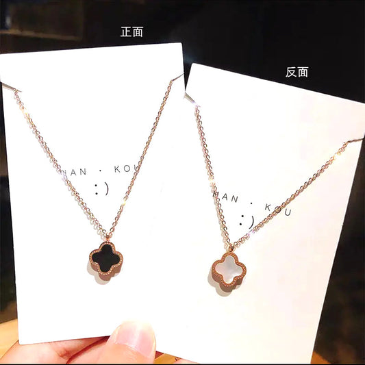 Collana da donna a ciondolo minimalista a quadrifoglio in acciaio al titanio con catena a croce