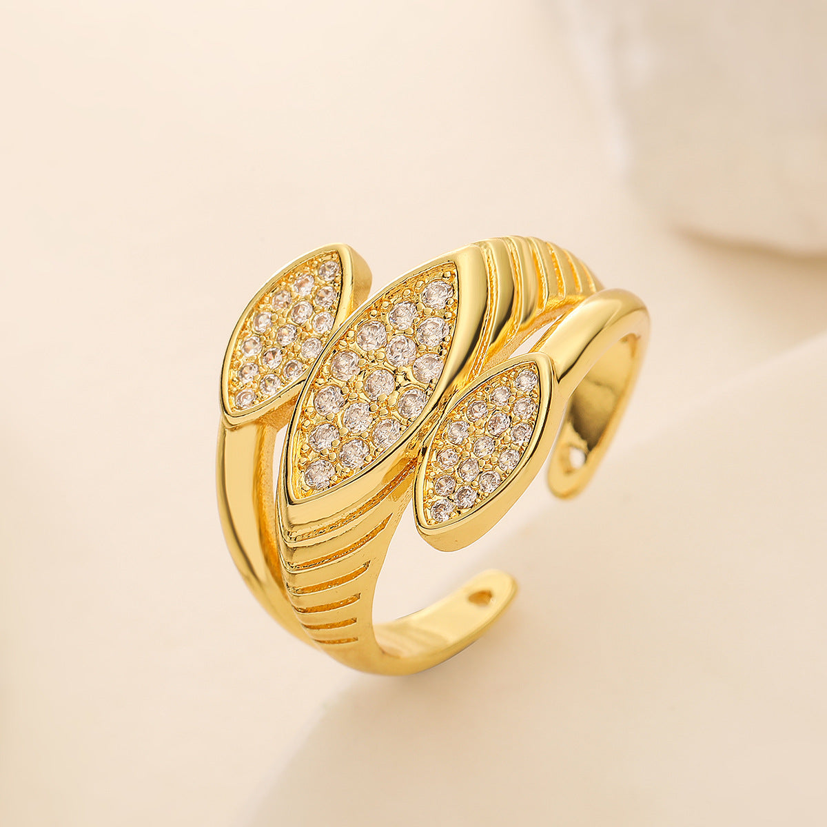 Anello Minimalista Geometrico Regolabile in Rame con Placcatura in Oro 18K e Accenti di Zirconi per Donna