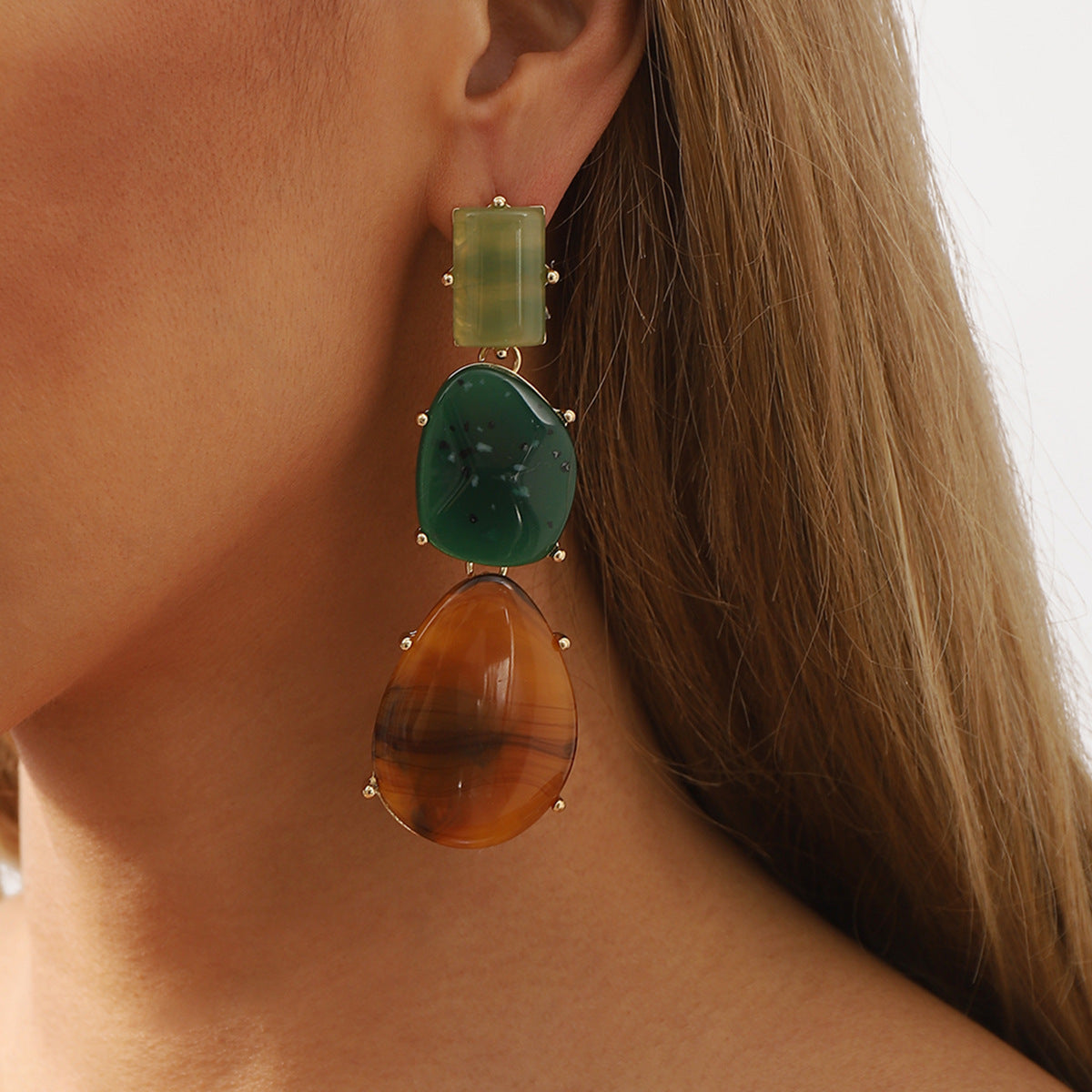 Pendientes colgantes geométricos exagerados de resina para mujer, base de aleación, acabado pulido, diseño único irregular de bloques de color