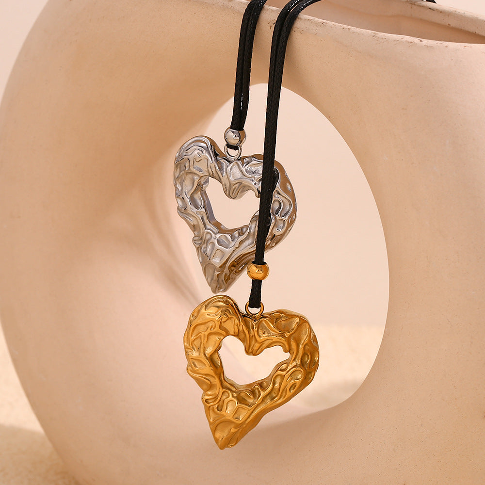 Collana con ciondolo a cuore cavo, minimalista vintage, con texture martellata, in acciaio inossidabile placcato oro 18 carati da donna