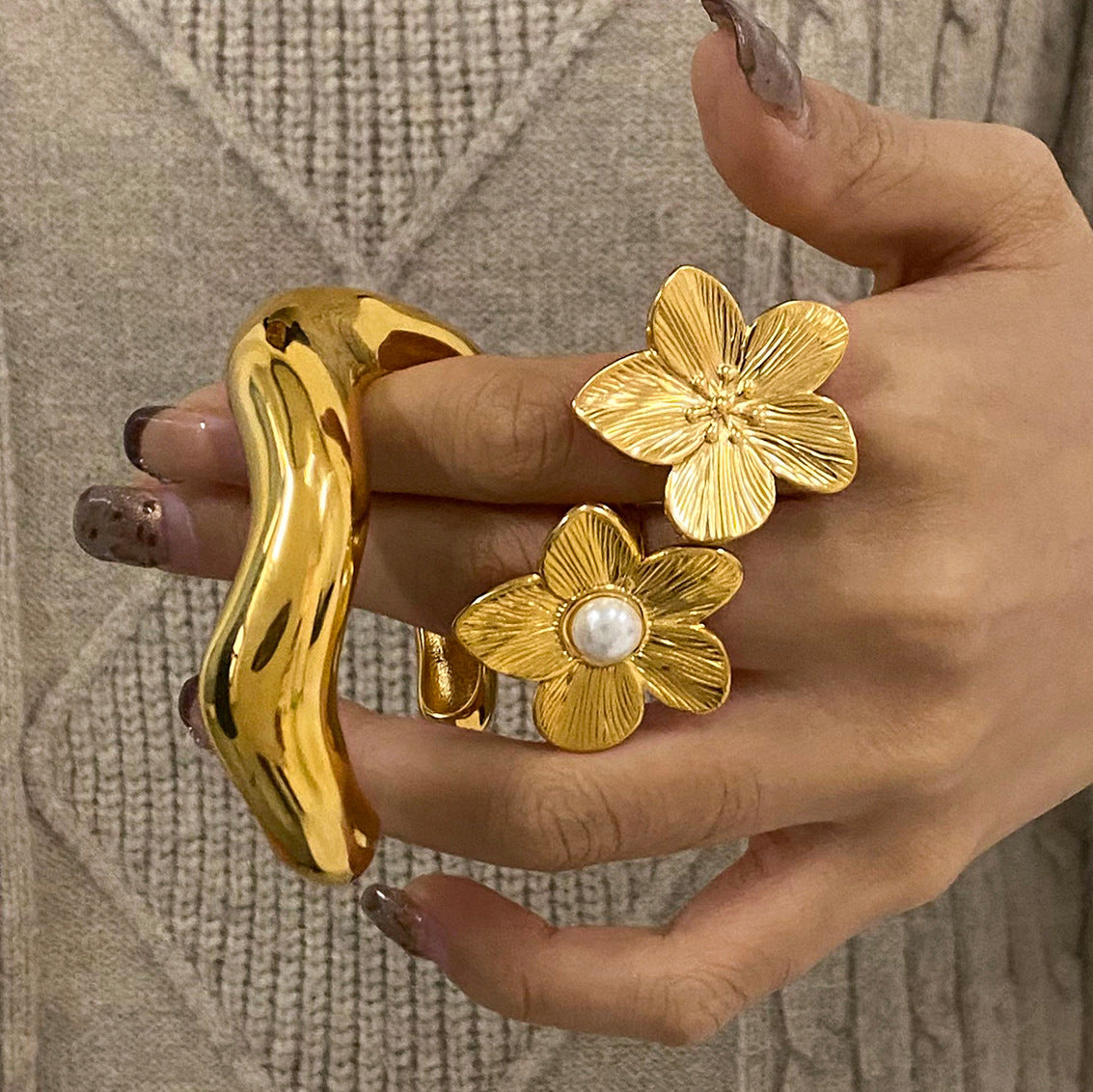 Bracciale rigido aperto minimalista in acciaio inossidabile con perla e dettagli floreali, gioiello da mano in titanio e acciaio
