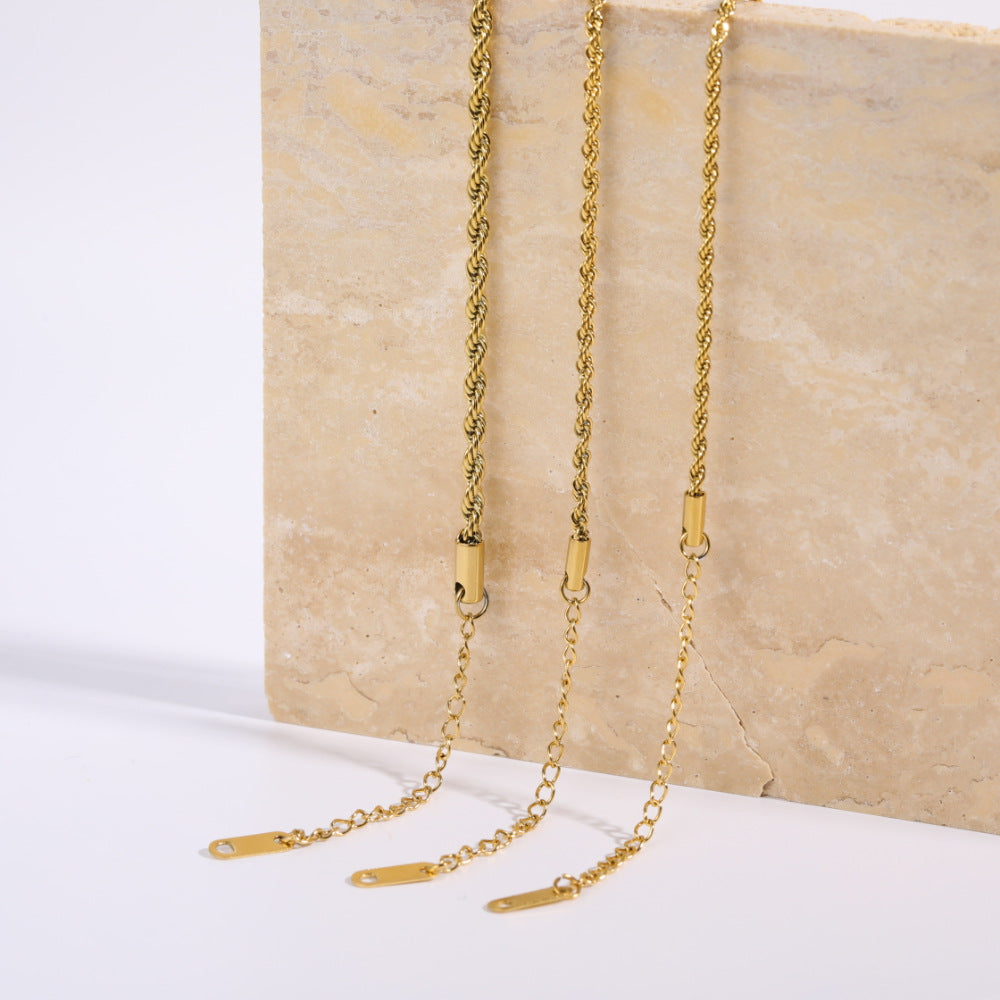 Collar de cadena retorcida geométrica minimalista de acero inoxidable con acabado de oro de 18 quilates electrochapado al vacío