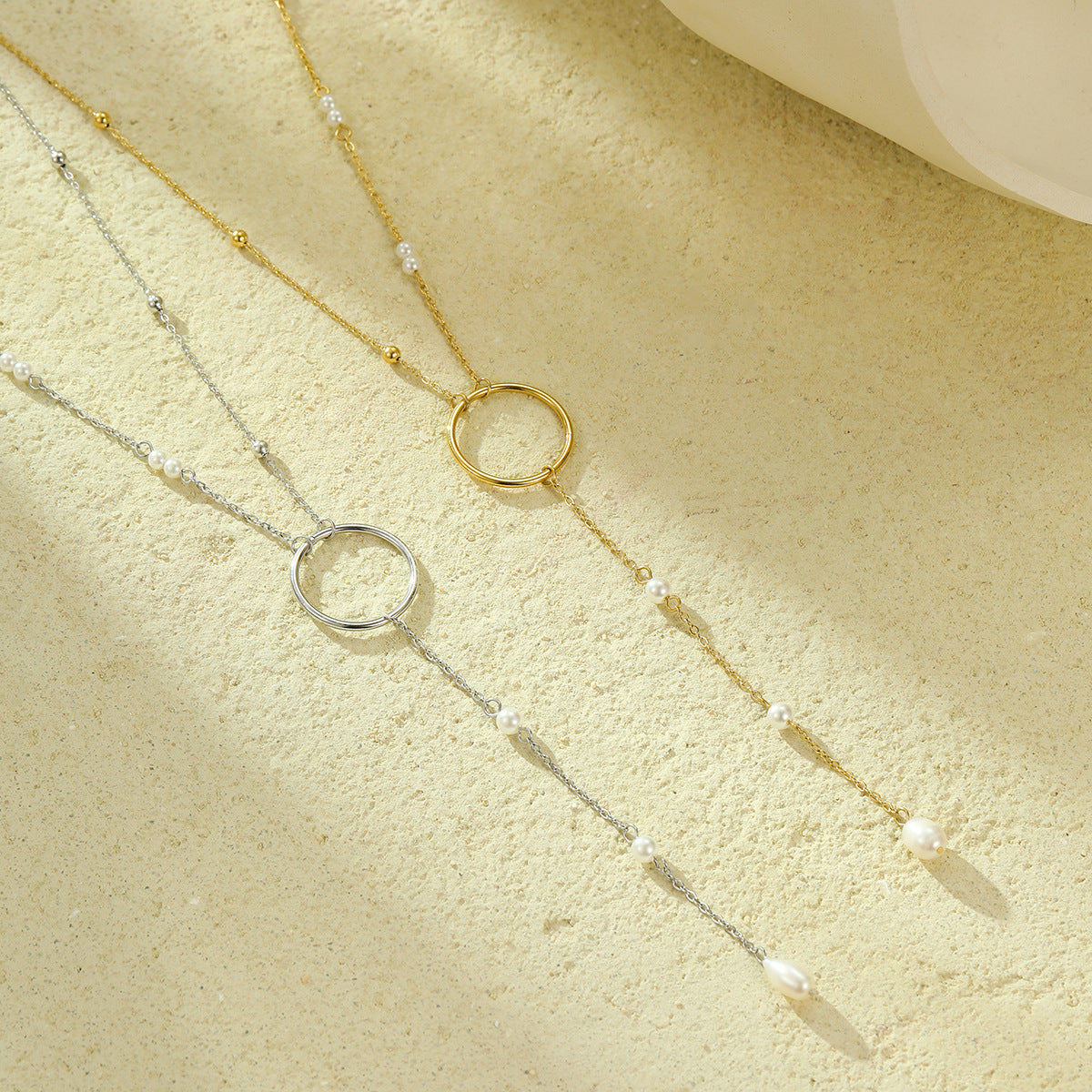 Elegante collar con colgante de perlas cultivadas de agua dulce y borlas largas de acero inoxidable con cadena ajustable para mujer