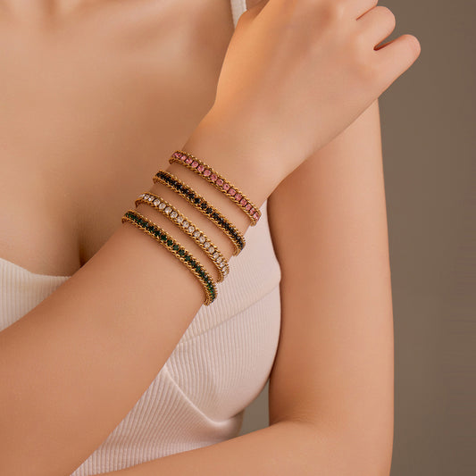 Pulsera minimalista de acero inoxidable para mujer con base de acero de titanio, acabado chapado en oro de 18 quilates e incrustaciones de circonitas de colores