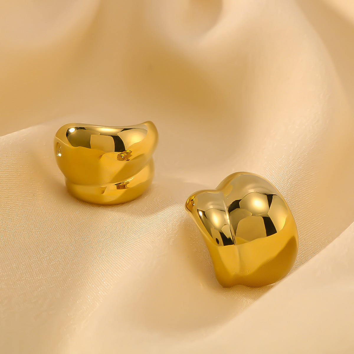Orecchini a cerchio a C minimalisti geometrici in acciaio inossidabile con placcatura sottovuoto in oro 18 carati da donna