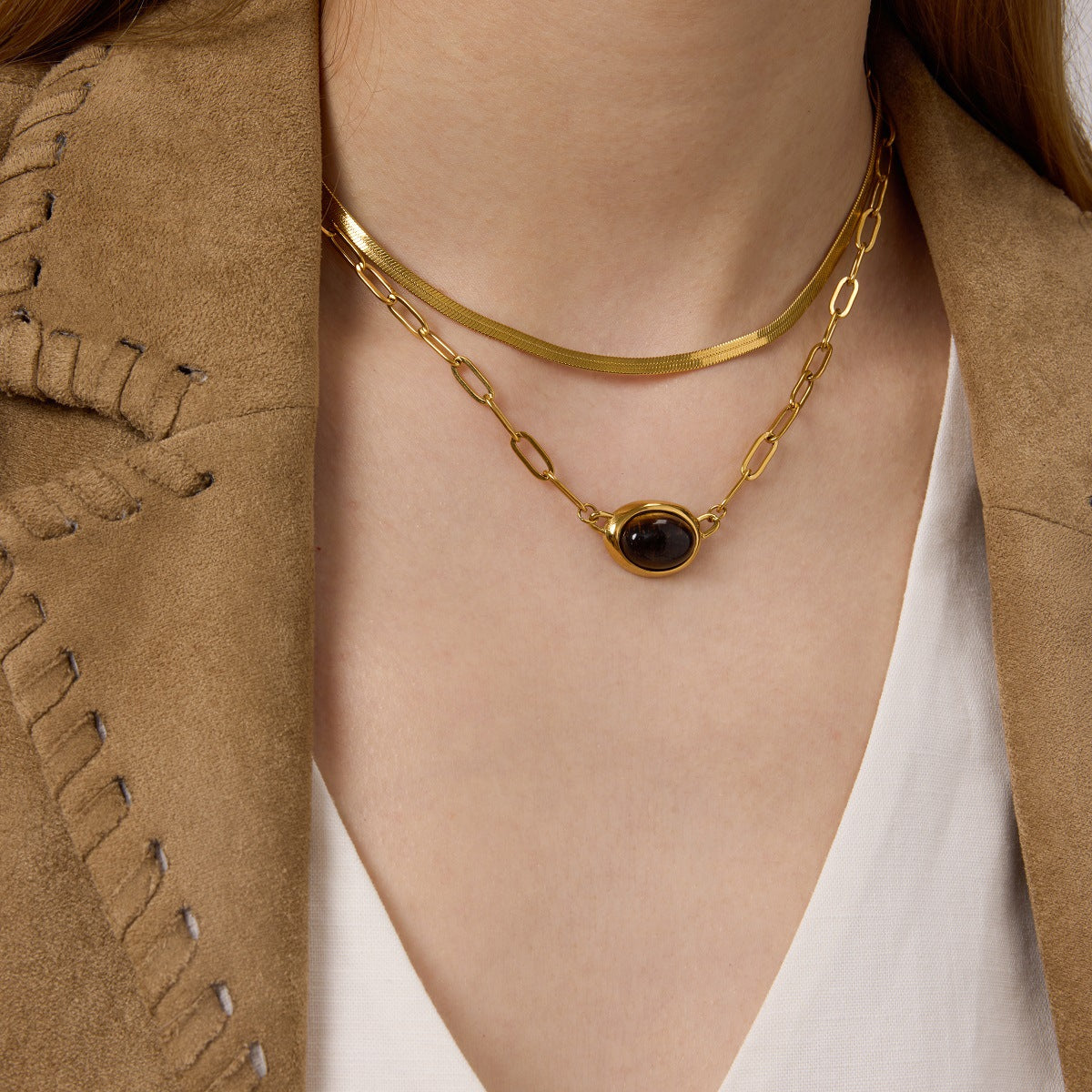 Collana con ciondolo ovale geometrico a occhio di tigre in acciaio al titanio con finitura galvanizzata per donna