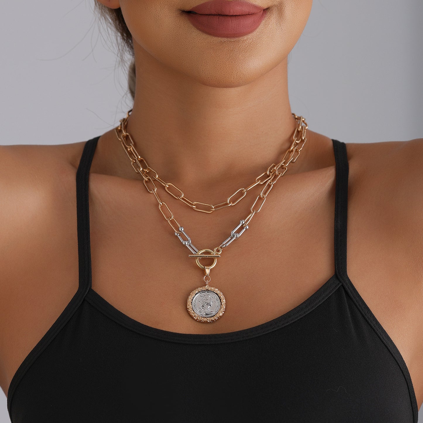 Collar con colgante de moneda de retrato repujado de estilo vintage en aleación con baño de oro para mujer