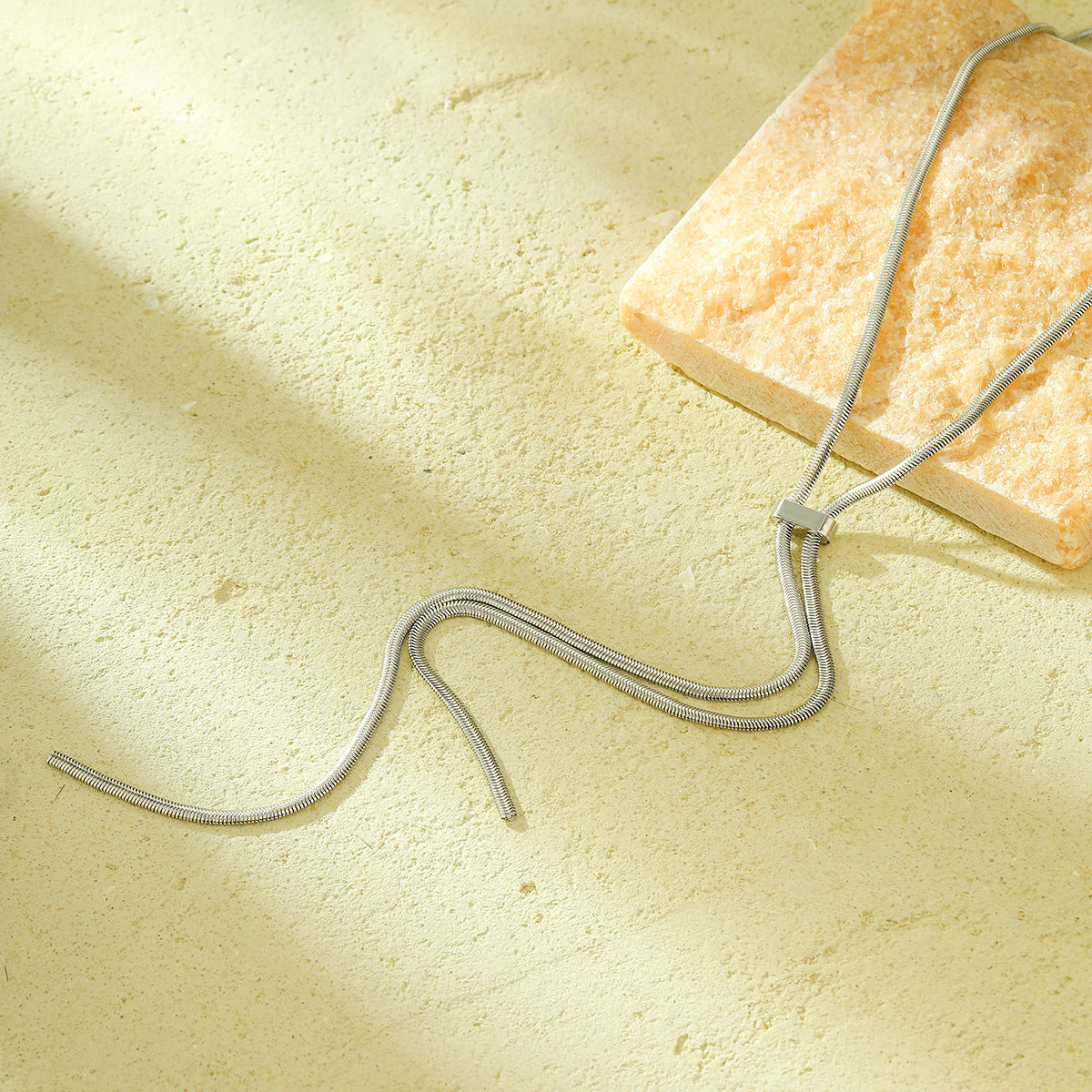 Collana con Pendente a Catena Serpente in Acciaio Inossidabile Minimalista e alla Moda con Dettaglio Nappa da Donna