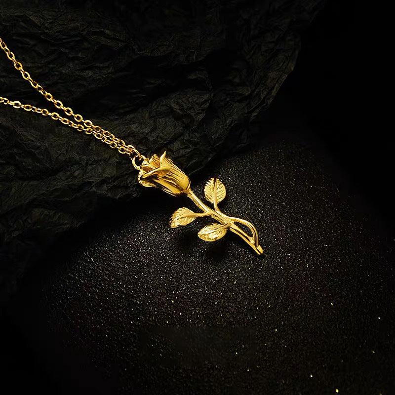 Collana pendente minimalista con rosa floreale da donna in acciaio al titanio placcato oro su catena a croce