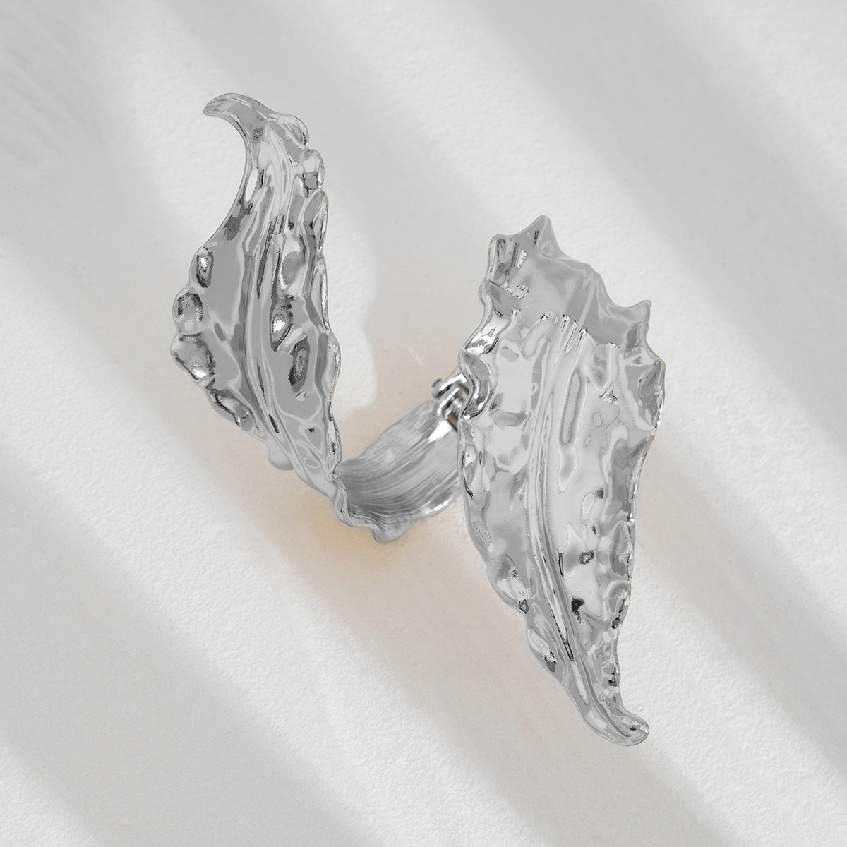 Bracciale rigido aperto da donna minimalista geometrico con foglia, grande, in lega con finitura placcata