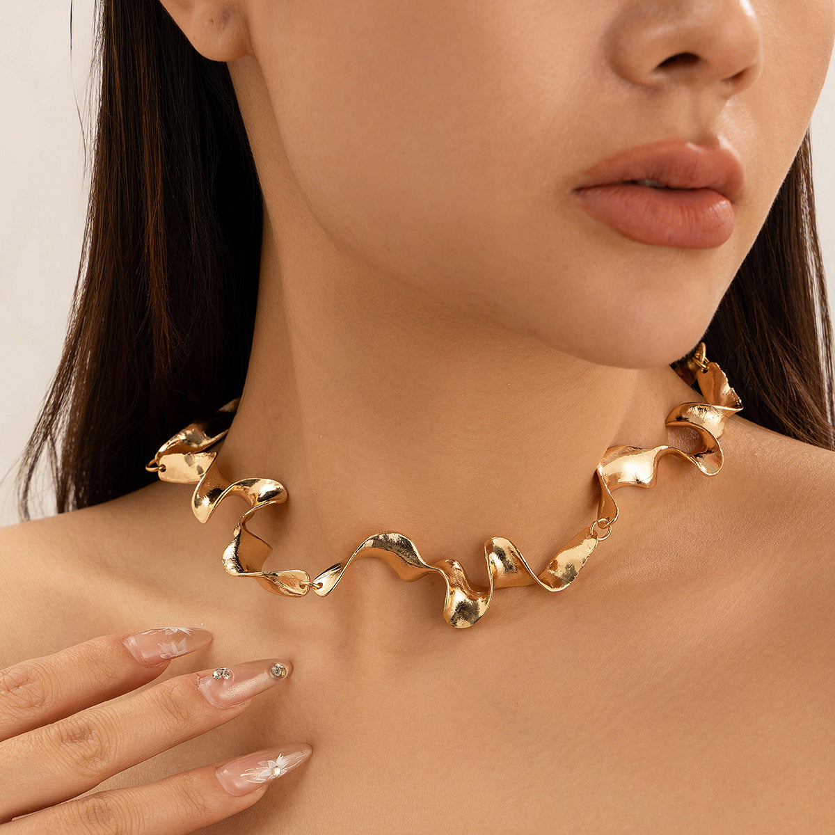 Collana girocollo da donna in lega con texture liquida, lava, geometrica e ritorta, minimalista con catena ondulata