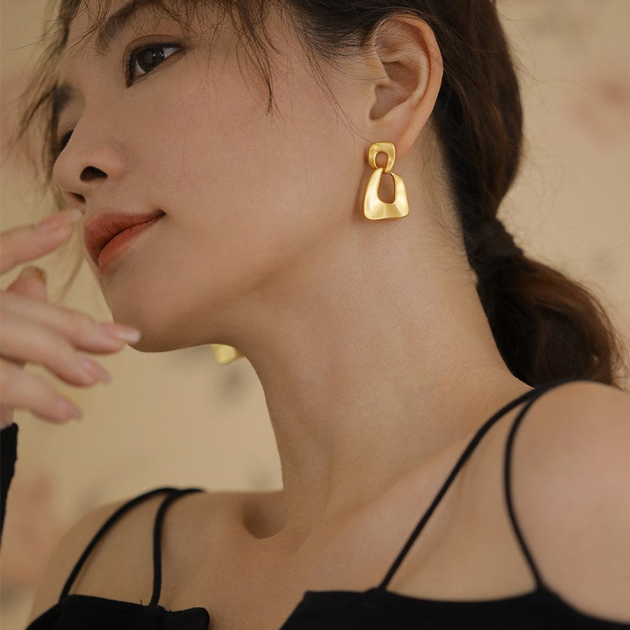 Orecchini da donna stile retrò francese con borchie geometriche irregolari in metallo galvanizzato e perni in acciaio, gioielli alla moda di lusso minimalista per tutti i giorni