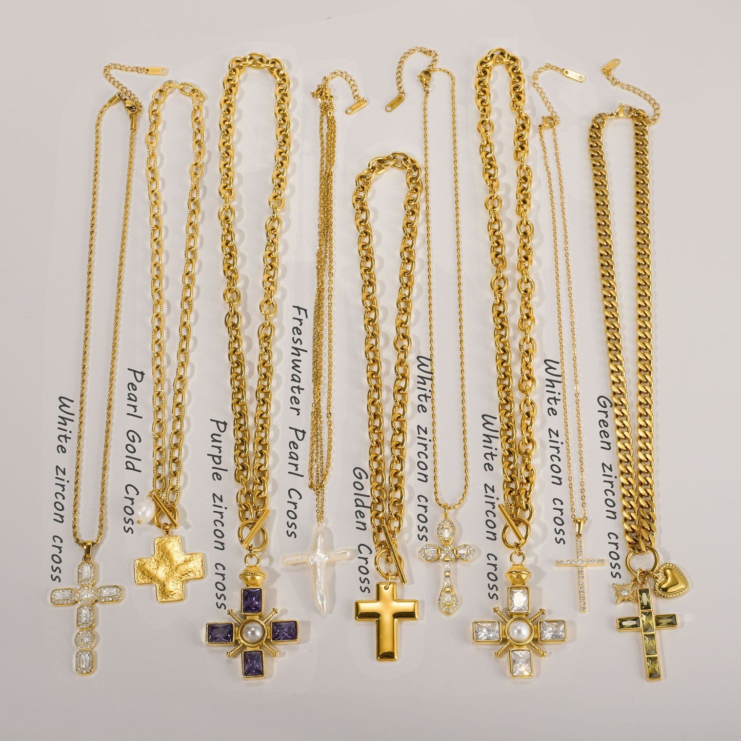 Collana con pendente a croce minimalista da donna in acciaio al titanio con finitura placcata e catena leggera per maglioni