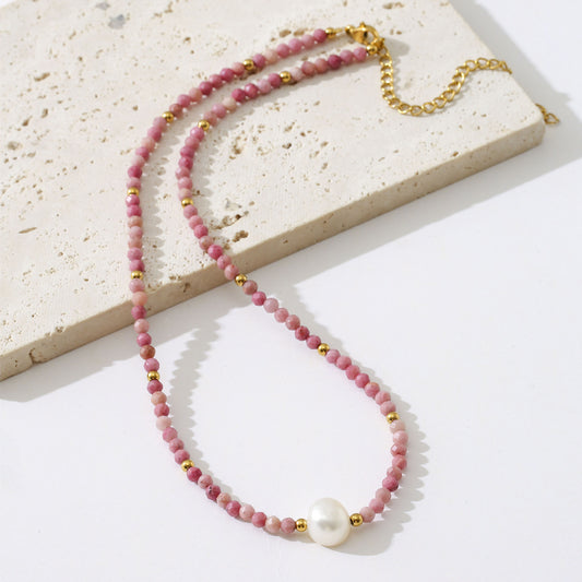 Collana da donna minimalista in stile francese con diaspro rosso geometrico e perle, con catena in acciaio al titanio e finitura placcata