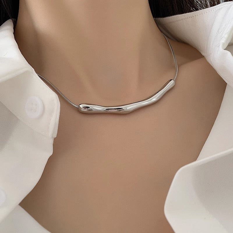 Collar minimalista de acero de titanio con textura irregular para mujer, cadena corta para clavícula con diseño original