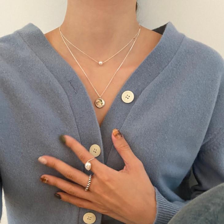 Collar minimalista de plata de ley 925 con perlas geométricas