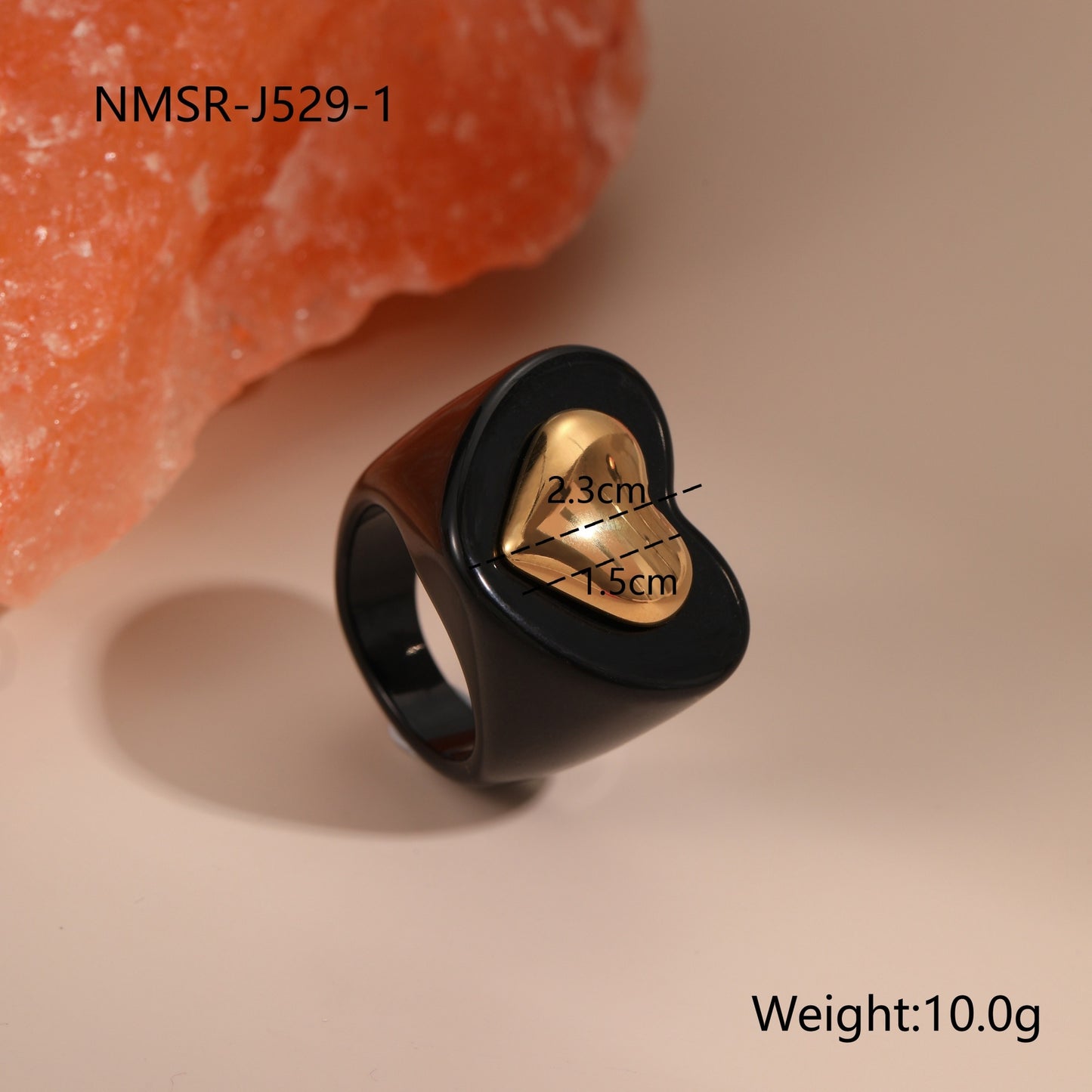 Anillo de acero de titanio con incrustaciones de resina en forma de corazón minimalista y acabado chapado para mujer