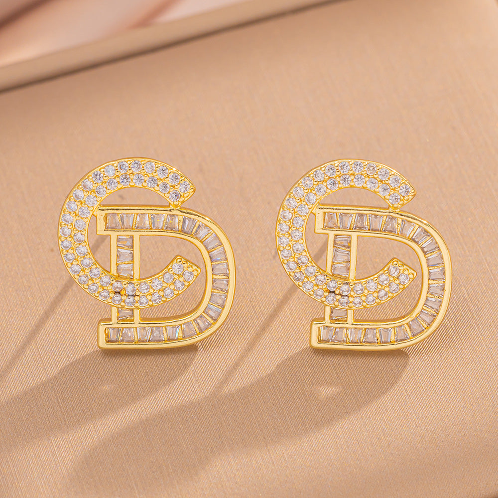 Orecchini Minimalisti di Lusso con Lettere C D in Rame Placcato Oro 18K Orecchini a Perno Ipoallergenici Brillanti alla Moda per Donna