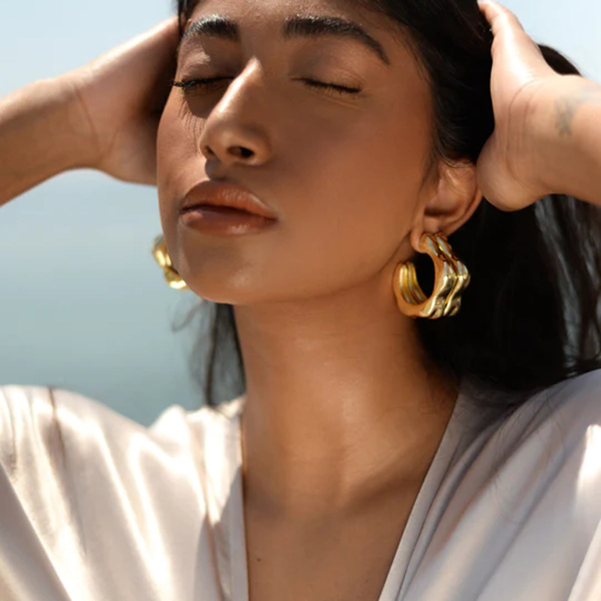 Orecchini a cerchio a C con fiore geometrico in acciaio inossidabile placcato oro 18K in stile Ins alla moda da donna