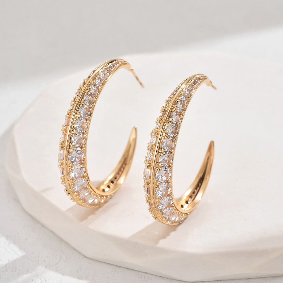 Aretes geométricos en forma de U, dulces y atrevidos, para mujer, con pedrería esmeralda en base de cobre y postes de acero inoxidable