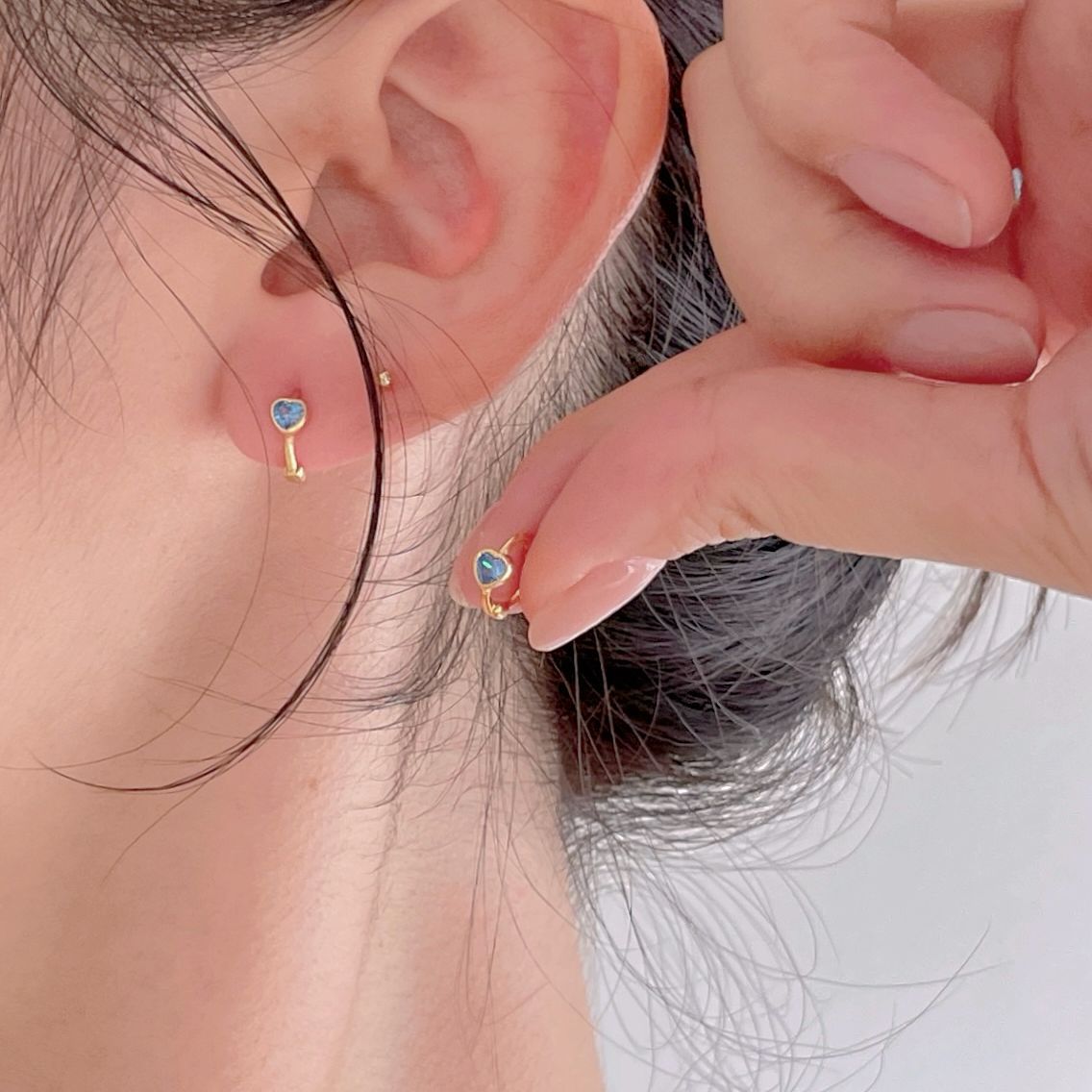 Orecchini a perno minimalisti a forma di cuore in argento sterling 925 con intarsio di zircone blu, ipoallergenici e versatili gioielli per l'uso quotidiano