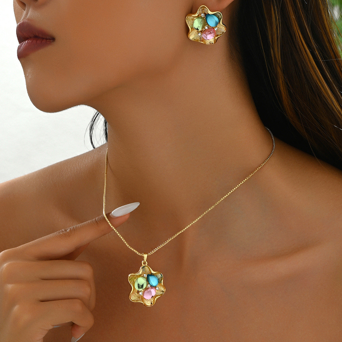 Encantador Conjunto de Collar y Pendientes de Cobre con Diseño Floral de Pétalos para Mujer con Incrustaciones de Diamantes de Imitación Chapados en Oro