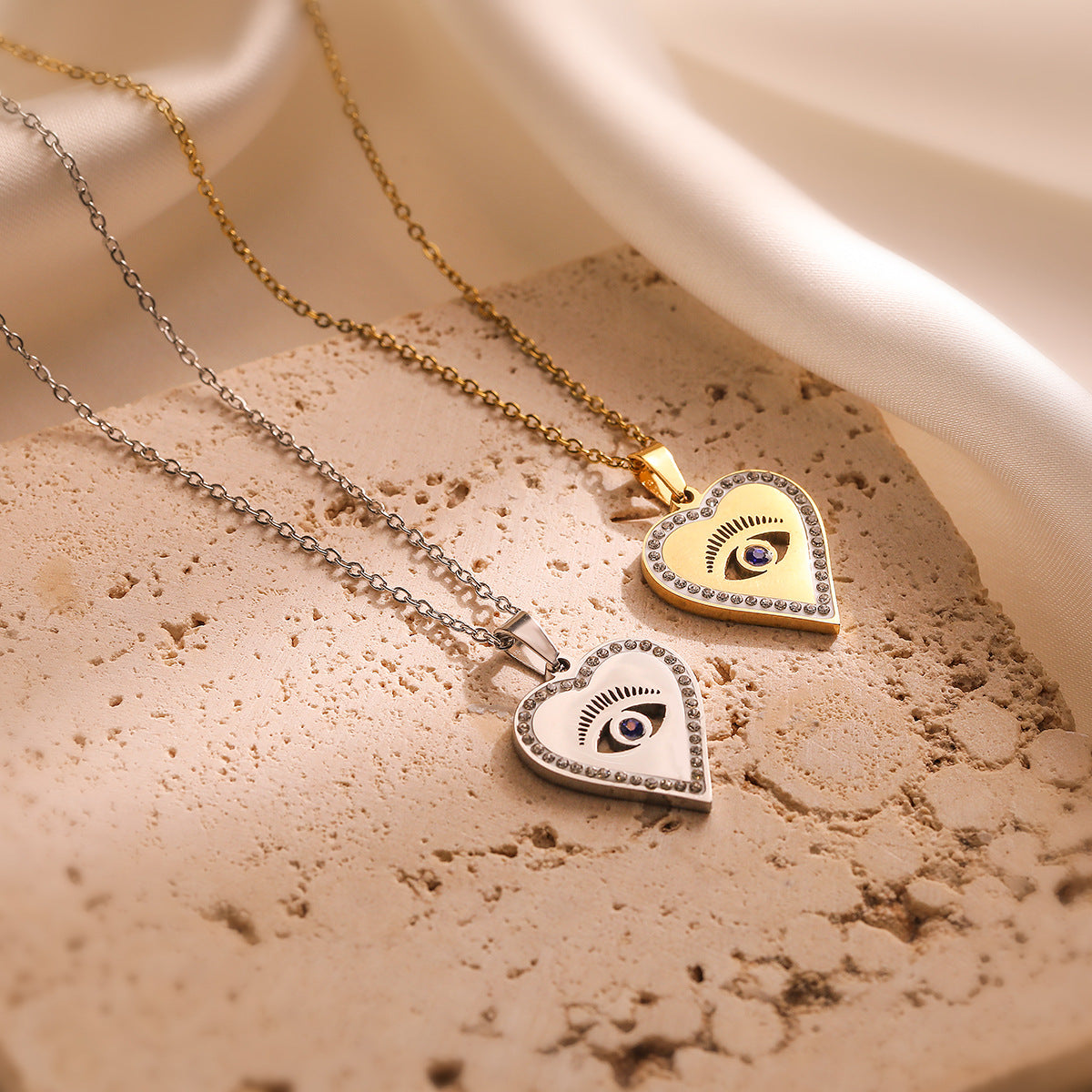 Collana con Pendente a Cuore Minimalista in Acciaio al Titanio con Intarsio di Zirconi da Donna