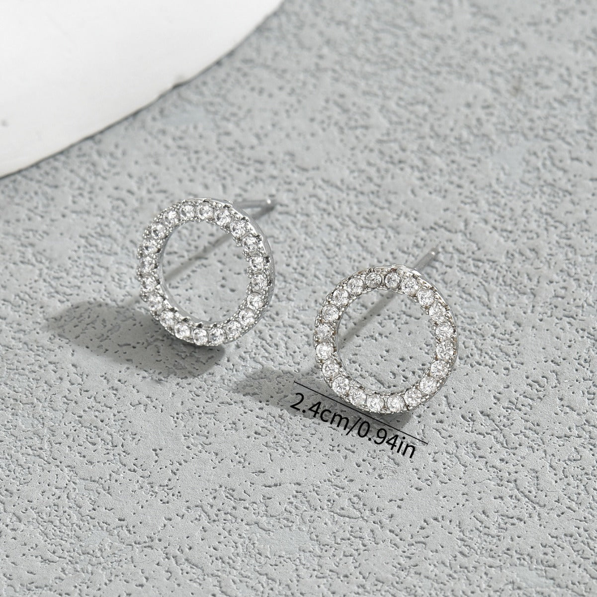 Dulces pendientes minimalistas geométricos para mujer con incrustaciones de circonita en base de cobre y postes de acero inoxidable