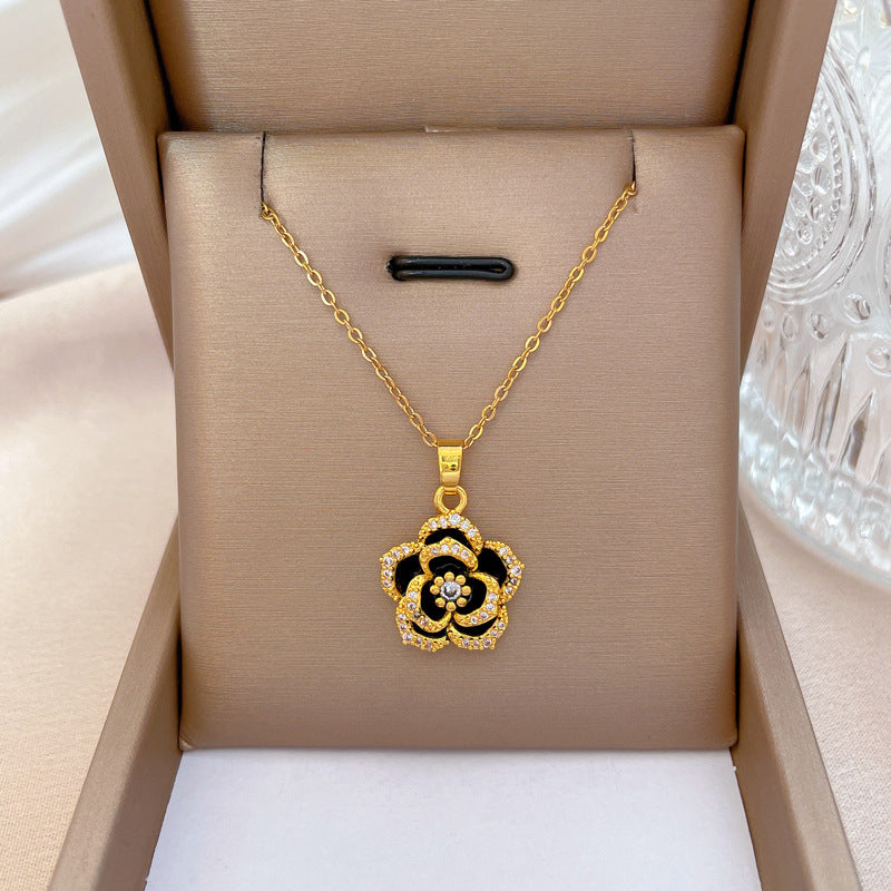 Elegante collar de mujer de acero de titanio con colgante de camelia de circonitas, diseño geométrico y estilo de cadena O