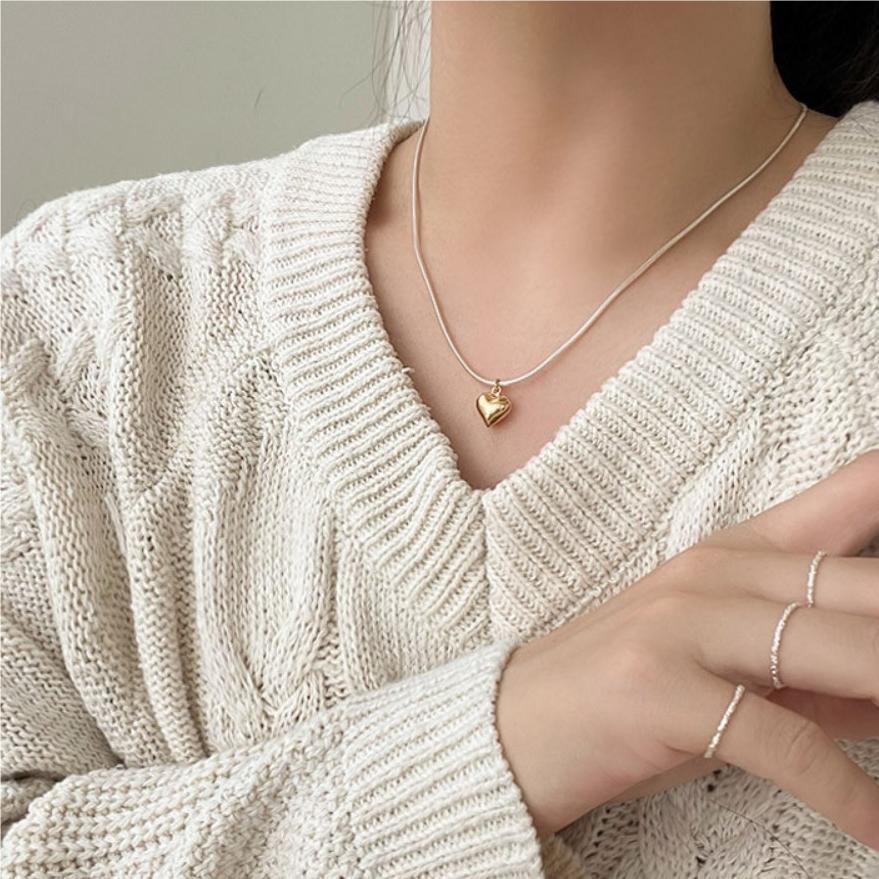 Gargantilla Minimalista de Plata de Ley 925 con Diseño Geométrico y Cadena de Serpiente en Forma de Corazón