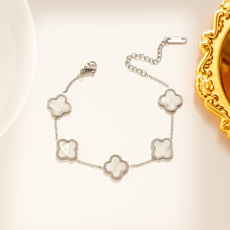 Minimalist Clover-Shaped Titanium Steel Bracelet for Women with Gold Plating and O-Chain Design