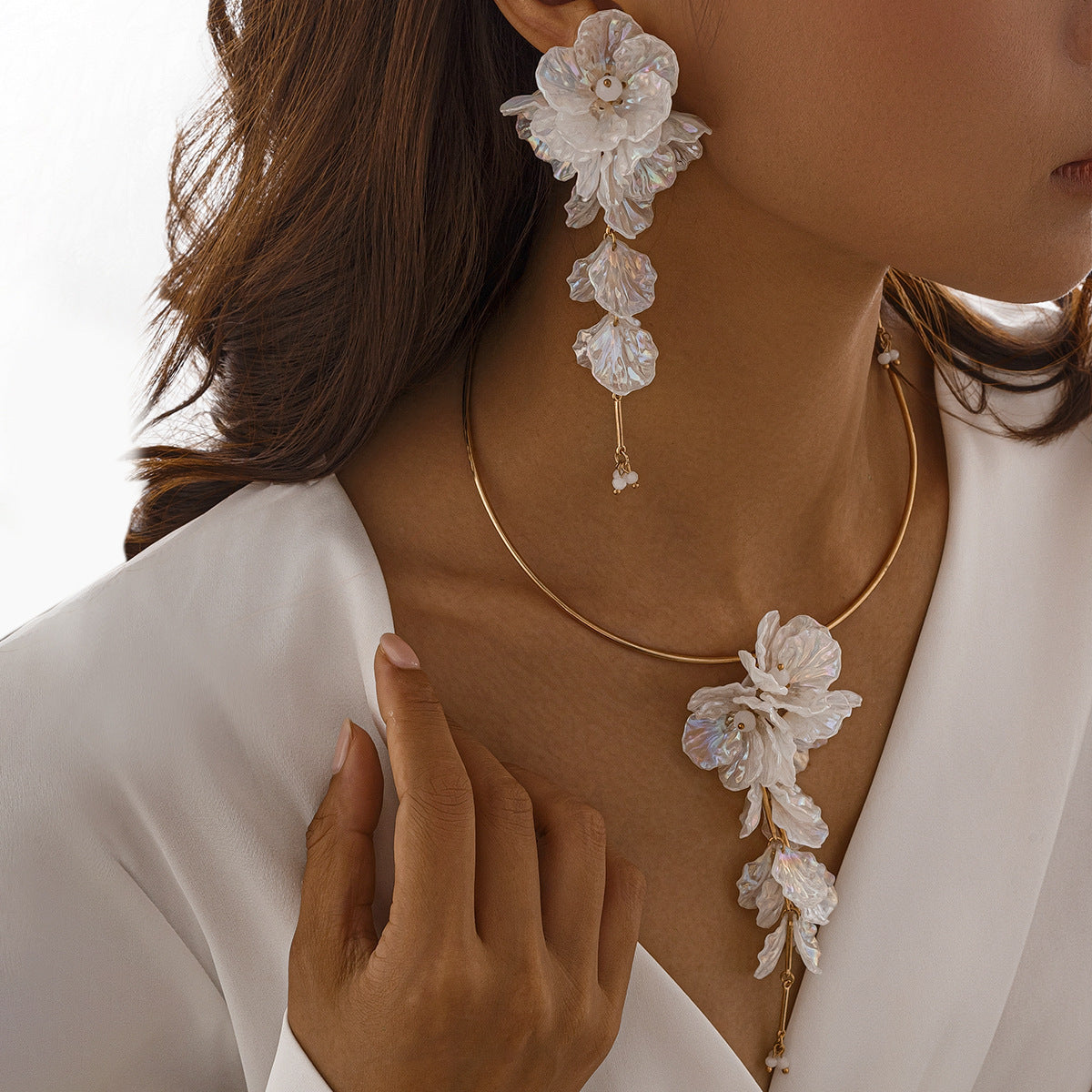 Collana girocollo floreale alla moda da donna con ciondolo in metallo galvanizzato e fiore in plastica