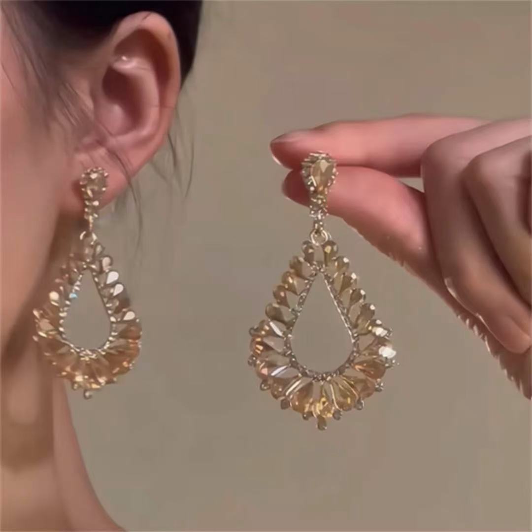 Orecchini pendenti con nappe geometriche minimaliste con intarsi di strass in rame placcato e perni in argento sterling 925 da donna