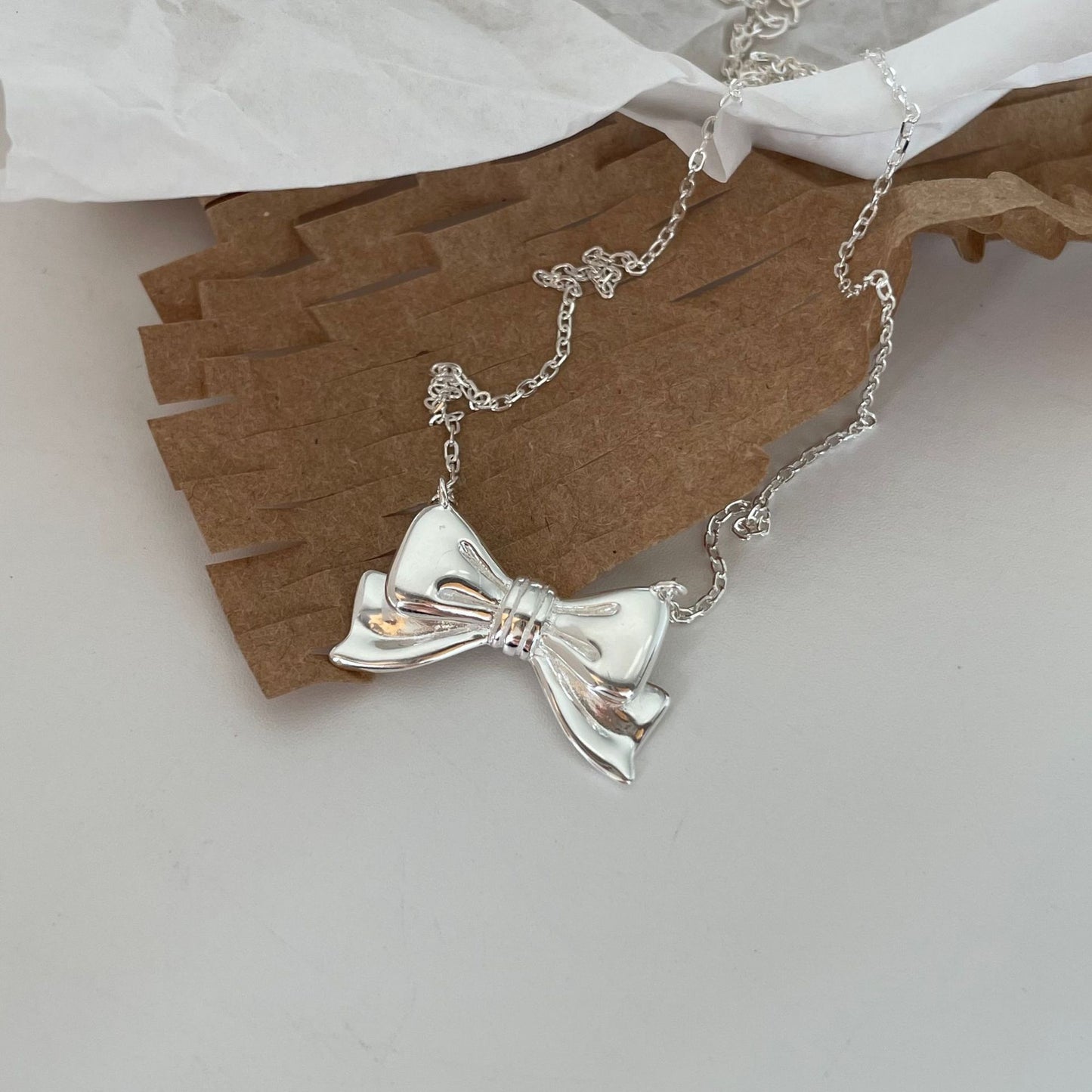 Collar con Colgante Minimalista de Nudo de Lazo en Plata de Ley 925 con Baño de Oro en Cadena de Cuentas