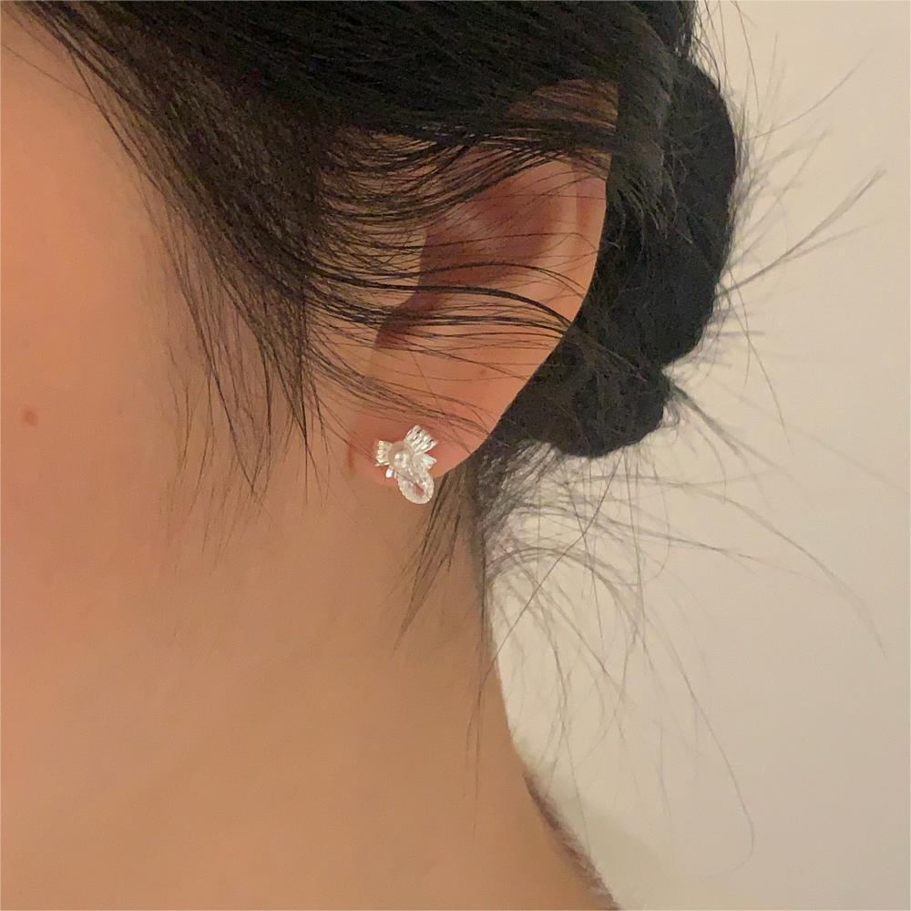 Aretes de lazo minimalistas con perlas y circonitas cúbicas en plata de ley 925 con acabado chapado