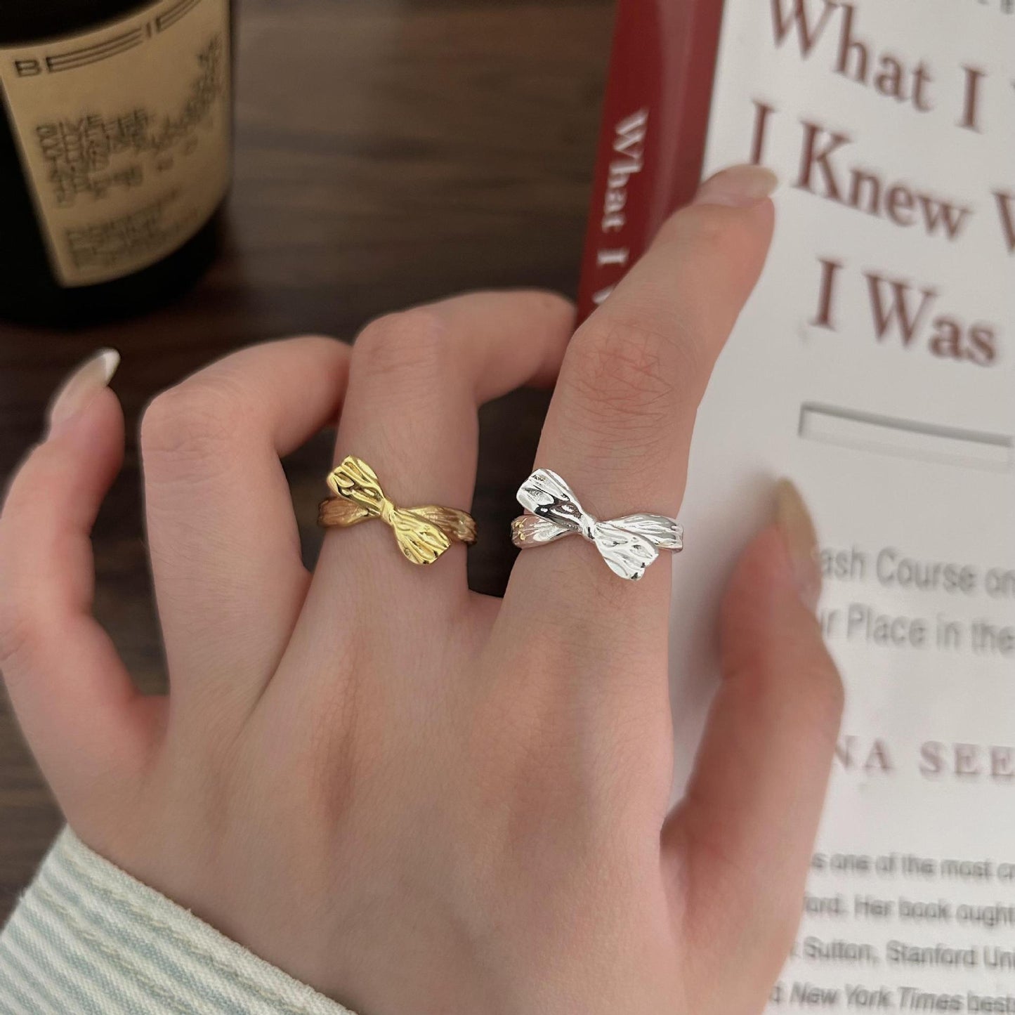 Anello Minimalista con Fiocco in Argento Sterling 925 con Dettaglio Bordo Geometrico da Donna
