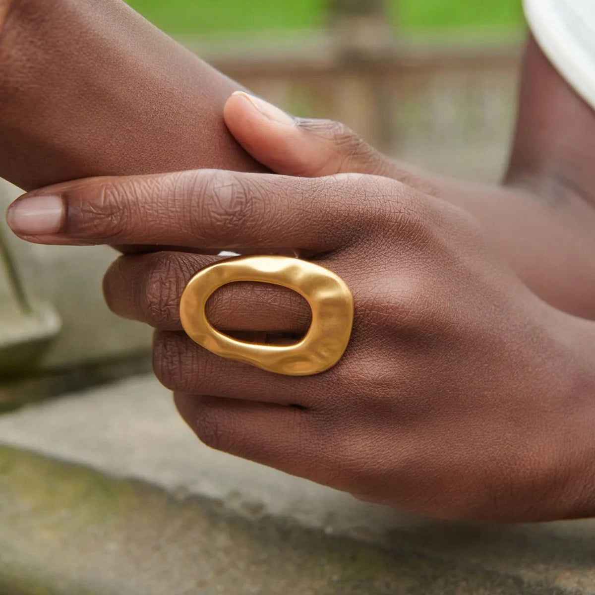 Anello geometrico in acciaio al titanio da donna con finitura placcata, fascia ipoallergenica in acciaio inossidabile, anello di moda di lusso minimalista