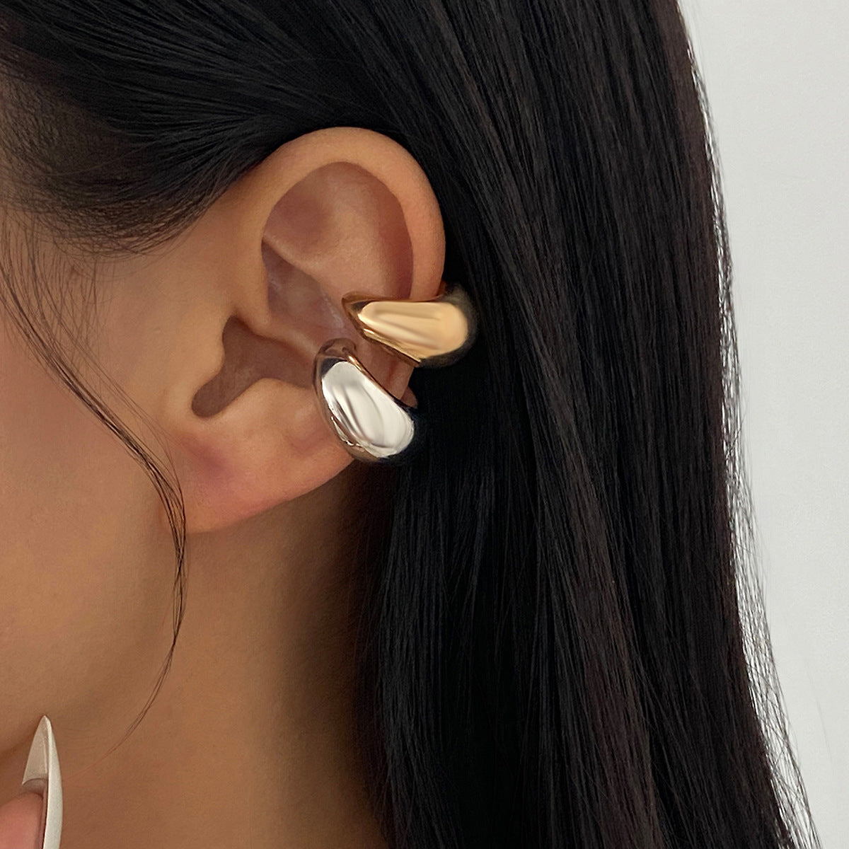 Orecchini a clip lucidi geometrici minimalisti a forma di C da donna con finitura galvanica