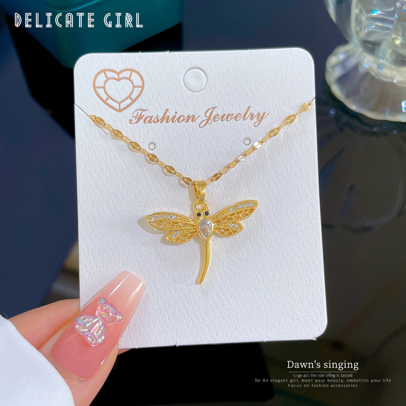Collana da donna con ciondolo a farfalla traforato in acciaio al titanio di lusso con accenti dorati micro-pavé, delicata catena per clavicola
