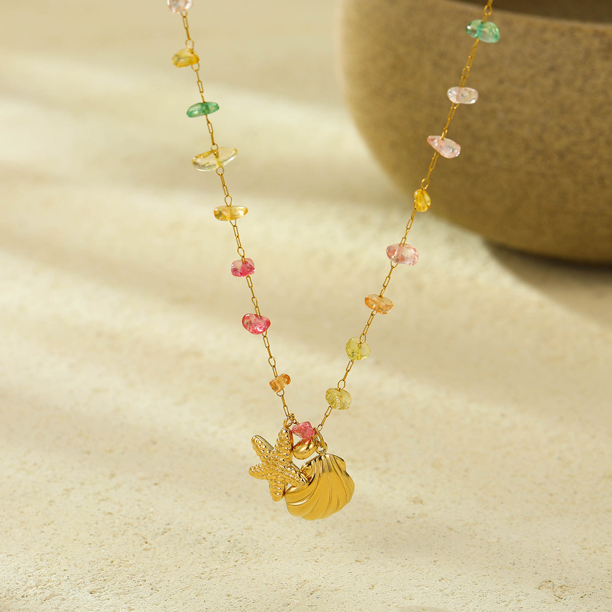 Set di collane con ciondolo a conchiglia e stella marina minimalista da donna in acciaio inossidabile con placcatura in oro 18 carati e intarsi di strass colorati