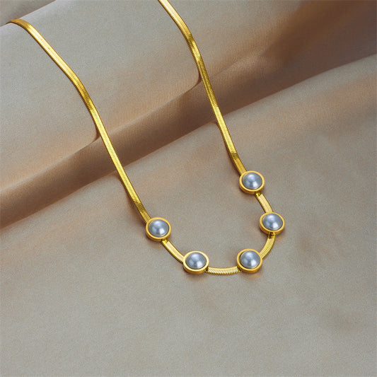 Collar Minimalista Retro Geométrico de Acero Titanio con Acento de Perla en Cadena de Serpiente