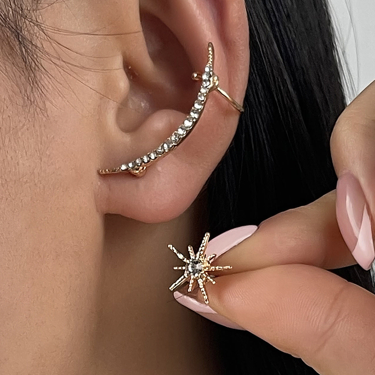 Orecchini a polsino piccoli e minimalisti con intarsio di strass e lega placcata per donne