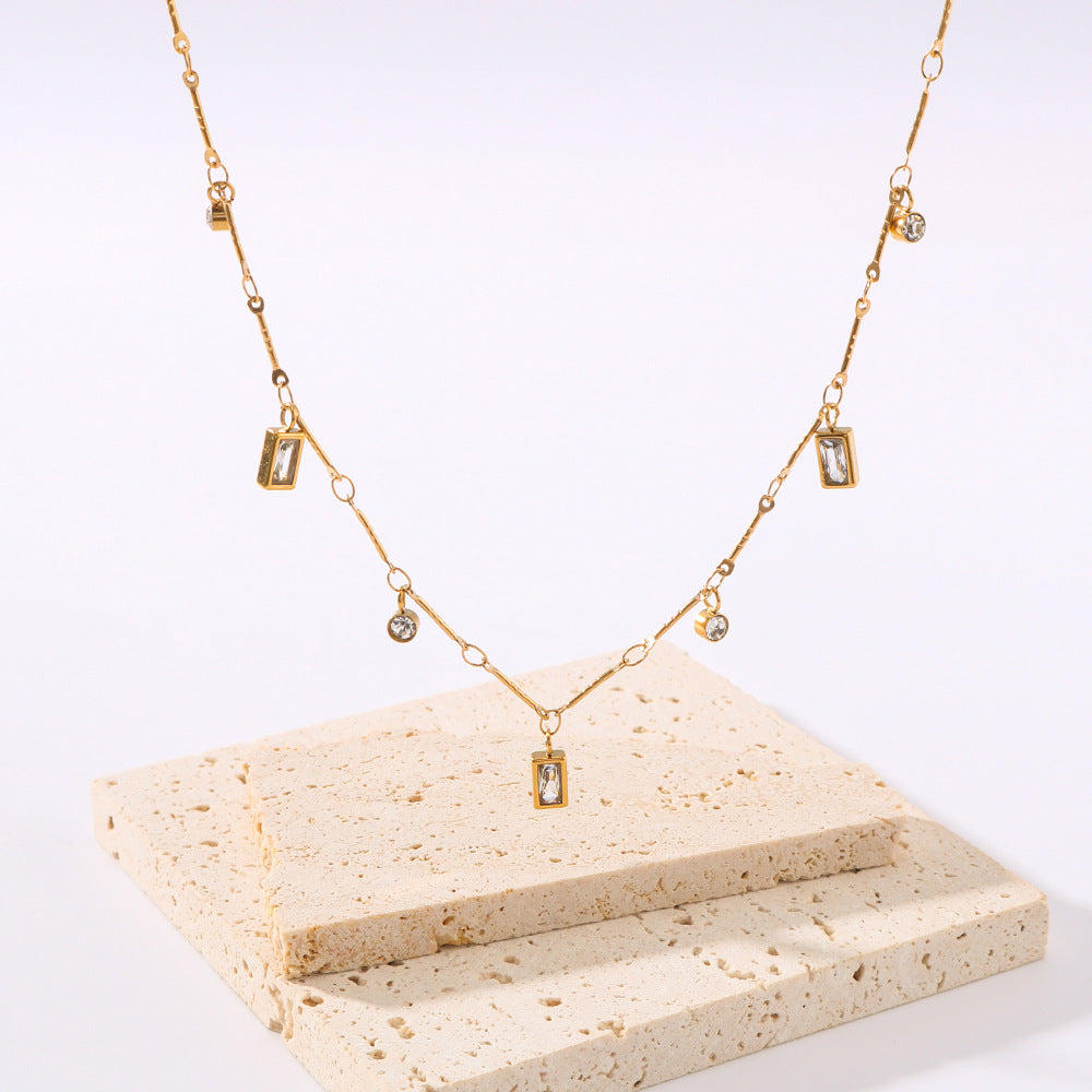Collana Pendente Geometrica Minimalista a Diamante da Donna in Acciaio al Titanio con Placcatura Sottovuoto 18K, Forme Rettangolari e Rotonde, Design con Catena a O