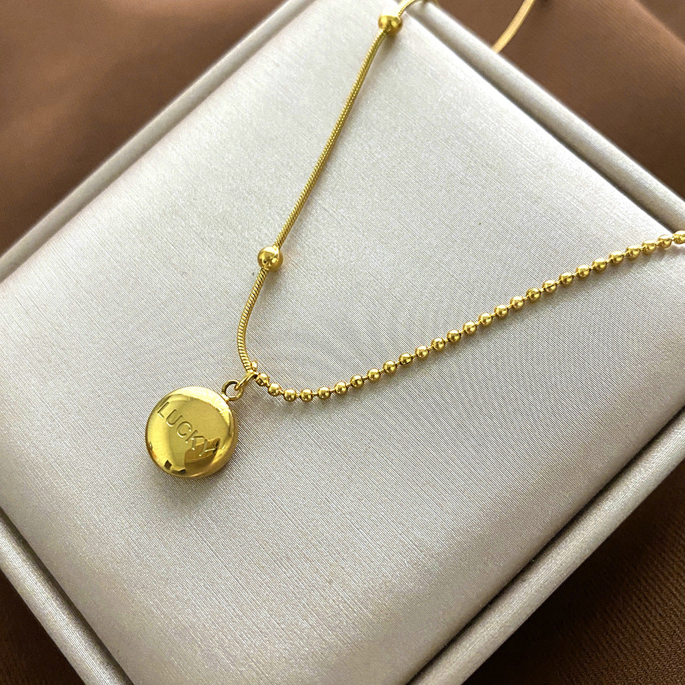 Collana da donna minimalista con pendente a forma di animale in acciaio al titanio, finitura placcata e delicata catena clavicolare