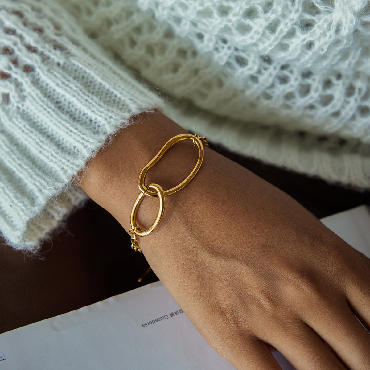 Bracciale con Chiusura OT Geometrica Ovale a Occhio di Demone in Acciaio al Titanio con Finitura Placcata per Donna