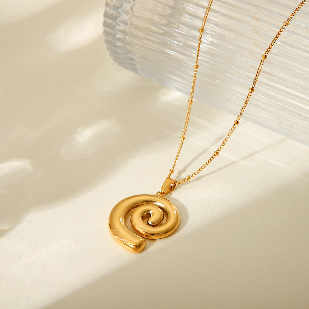 Collana con ciondolo a conchiglia in acciaio inossidabile placcato oro 18 carati minimalista con catena a perle rotonde geometriche da donna